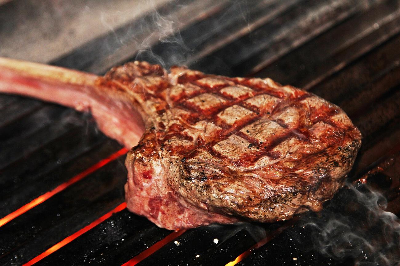 Von blutig bis durch: So brutzelst du Steaks wie ein Profi-Koch