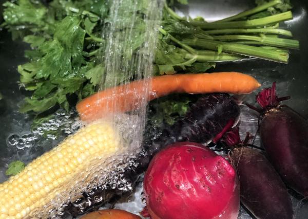 Gemüse richtig waschen: 6 Methoden gegen Schmutz, Pestizide und Keime