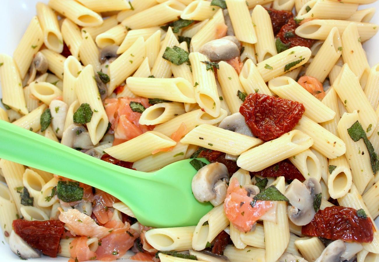 Diese Fehler macht fast jeder beim Pastasalat (und so vermeidest du sie)