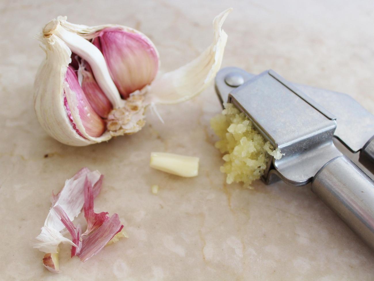 Der größte Knoblauch-Fehler: Warum du ihn nie wieder pressen solltest