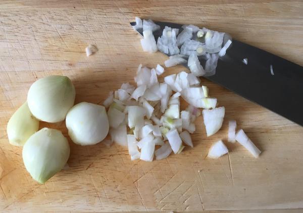 Zwiebeln schneiden ohne tränende Augen: 8 erprobte Methoden im Test