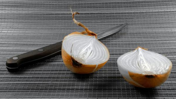 Zwiebeln ohne Tränen schneiden: 7 einfache Methoden