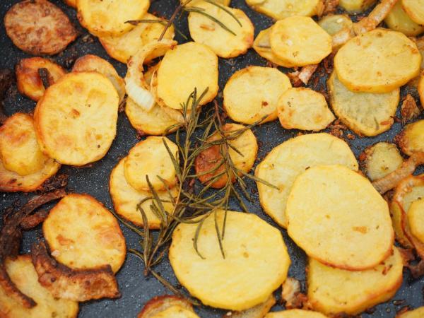 So werden Bratkartoffeln knusprig: Erst kochen, dann braten?