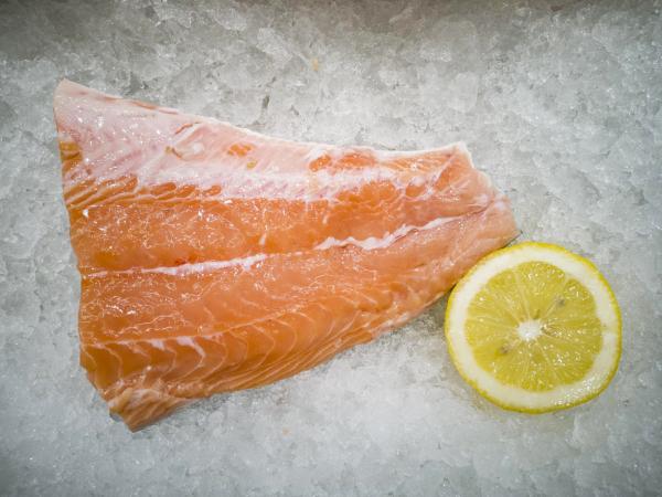 Lachs ab ins Eisfach: So klappt es mit dem Einfrieren und Auftauen