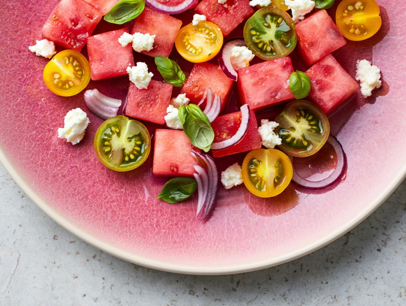 Tomaten-Salat mit Wassermelone und Feta
