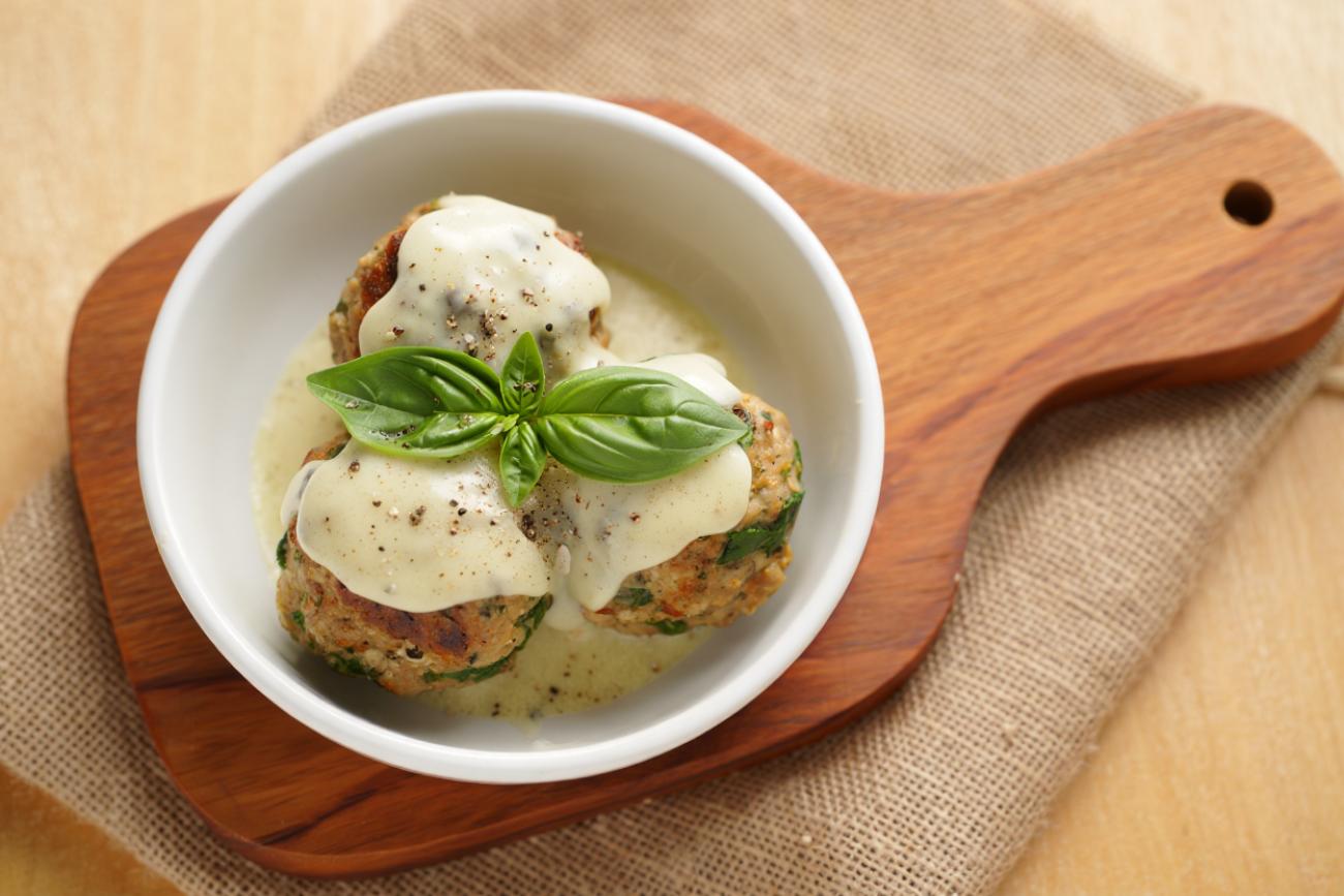 Spinatknödel mit cremiger Käsesauce