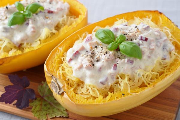 Herbstlicher Spaghettikürbis Carbonara mit Speck
