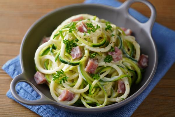 Würzige Zoodles mit Speck und Parmesan