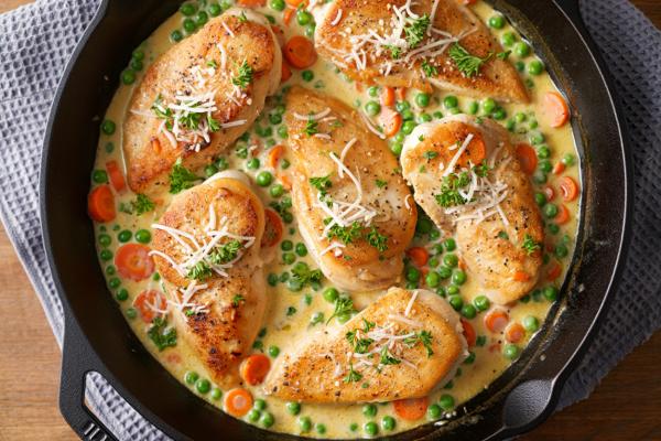 One-Pan-Hähnchen mit Erbsen und Möhren