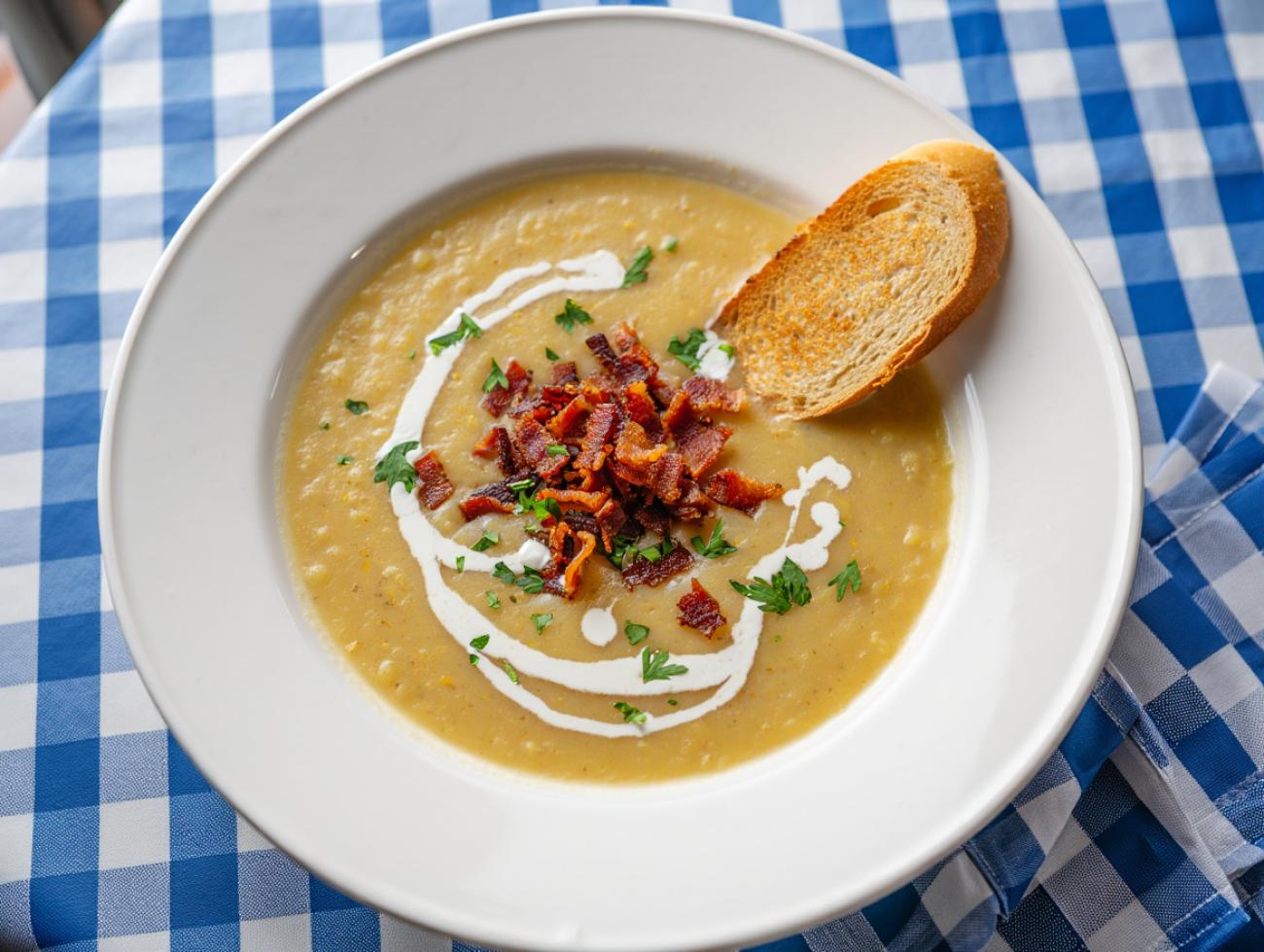 Cremige Bratkartoffelsuppe mit knusprigem Speck