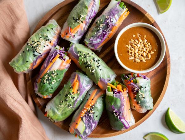 Herbstrollen mit Kürbis, Feigen und Erdnuss-Dip