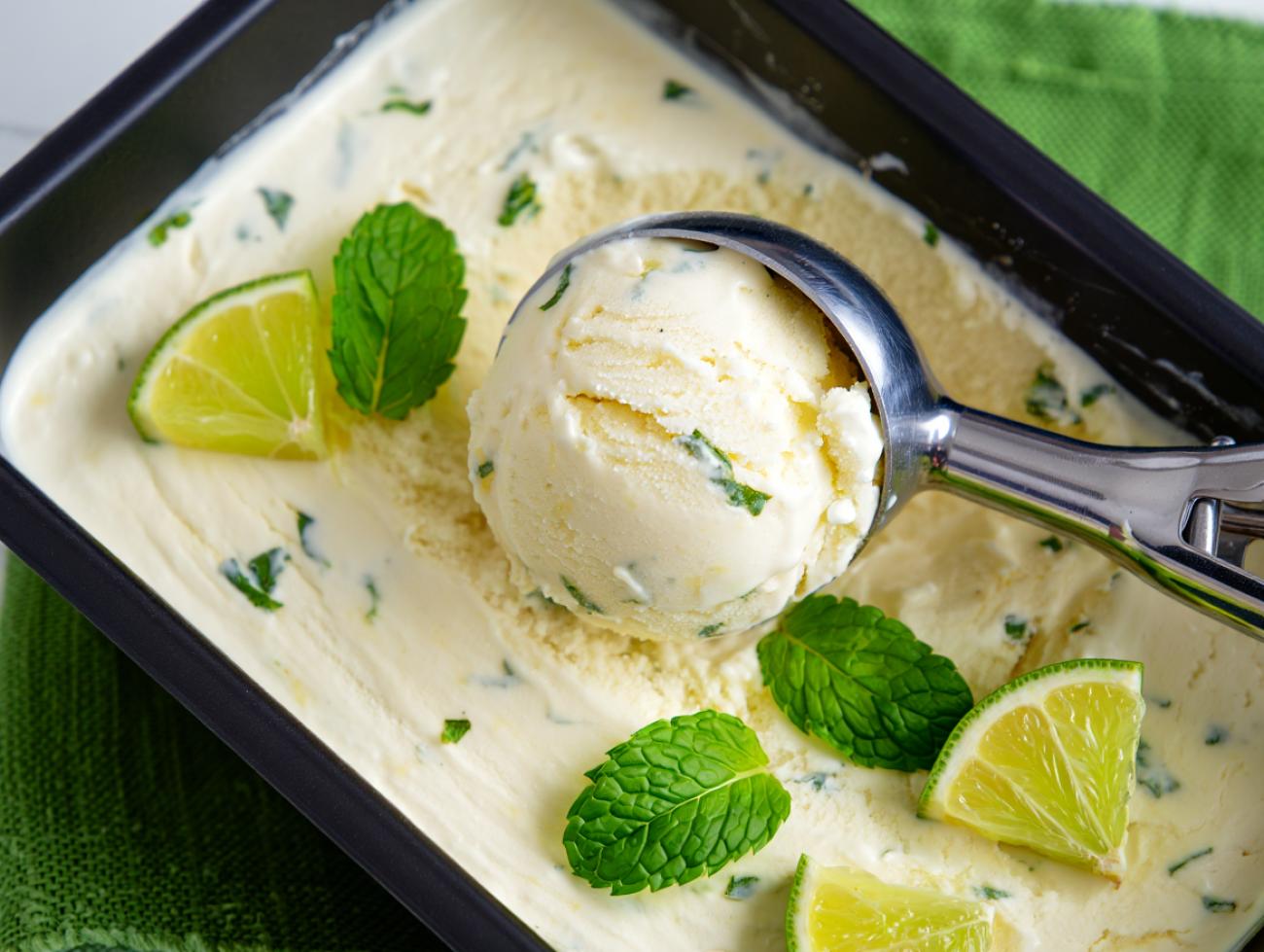 Cremiges Mojito-Eis ganz ohne Eismaschine