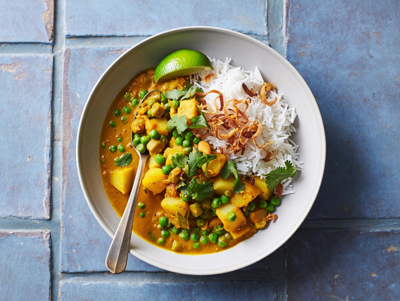 Schnelles One-Pot-Curry mit Kartoffeln und Erbsen