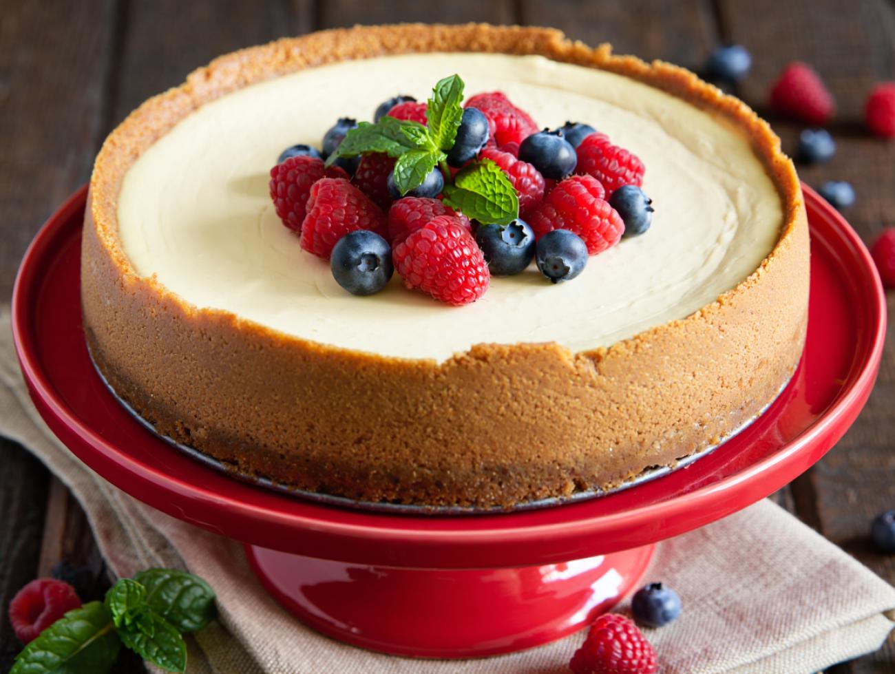 Zitroniger Manhattan-Cheesecake mit Beerenkrönung