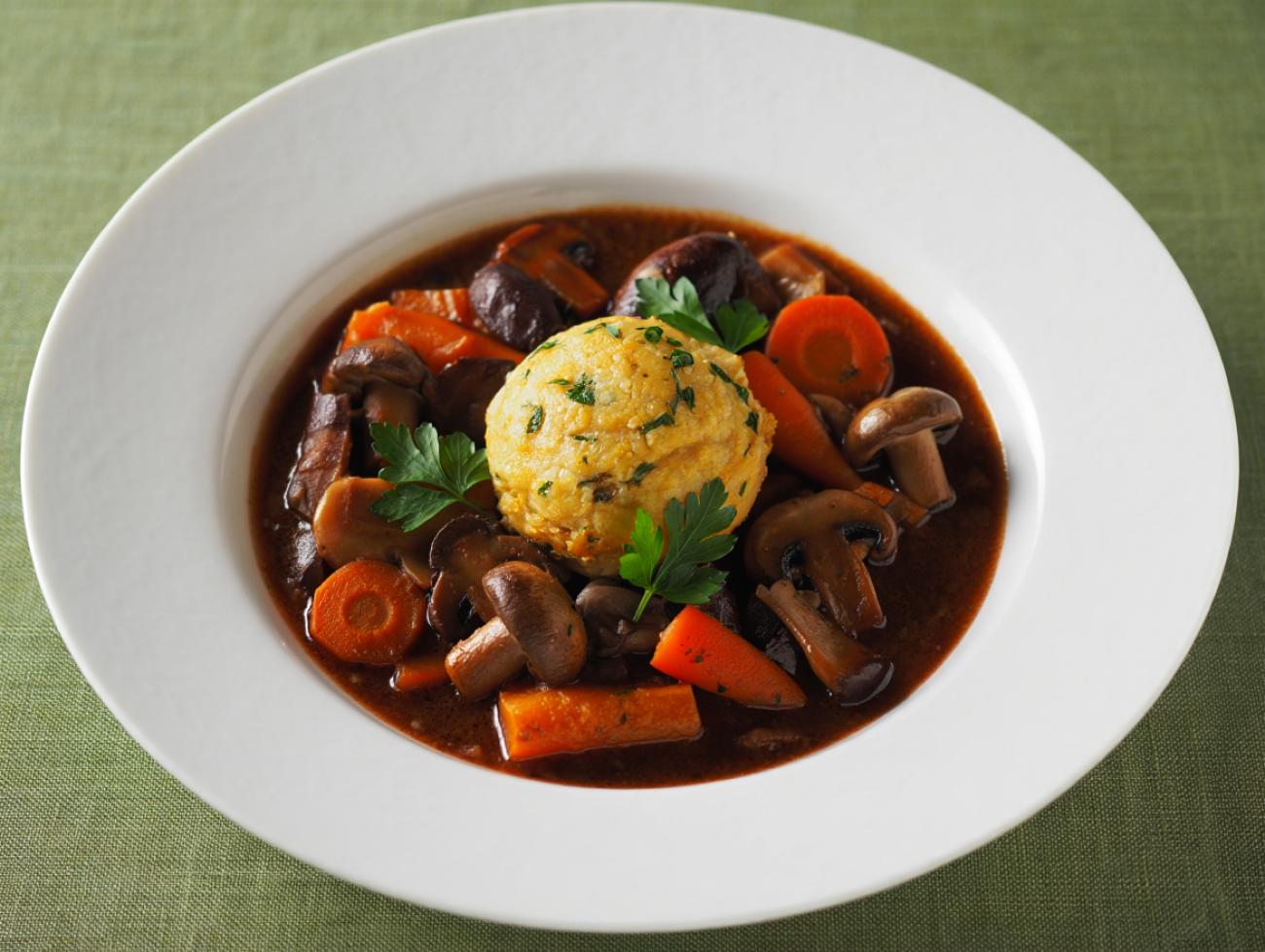 Veganes und würziges Pilzgulasch mit Semmelknödeln