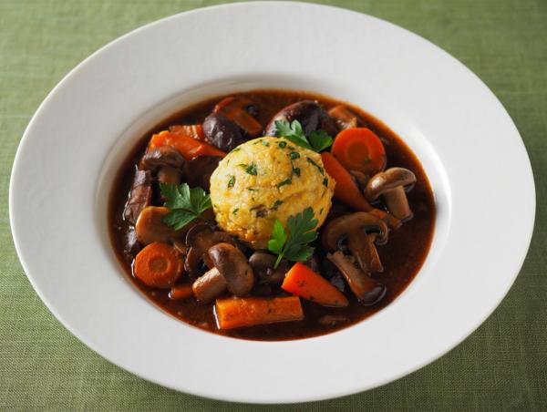 Veganes und würziges Pilzgulasch mit Semmelknödeln