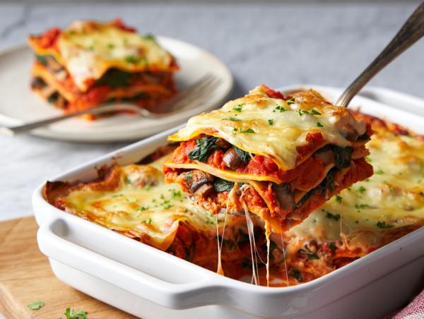 Cremige vegane Lasagne mit Spinat und Champignons