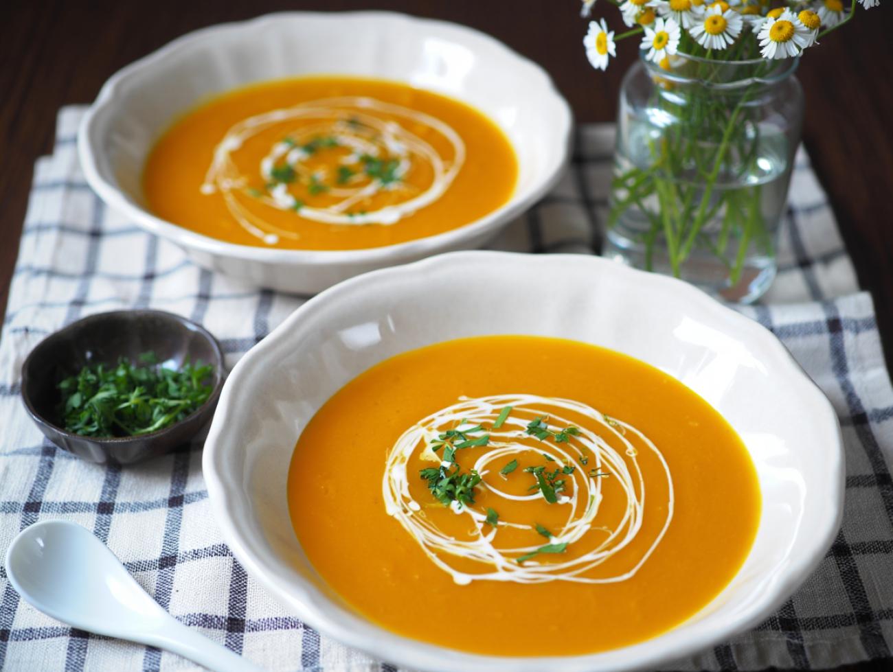 Wärmende Karotten-Miso-Suppe mit Kokosmilch-Topping