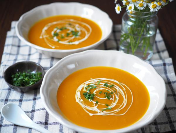 Wärmende Karotten-Miso-Suppe mit Kokosmilch-Topping