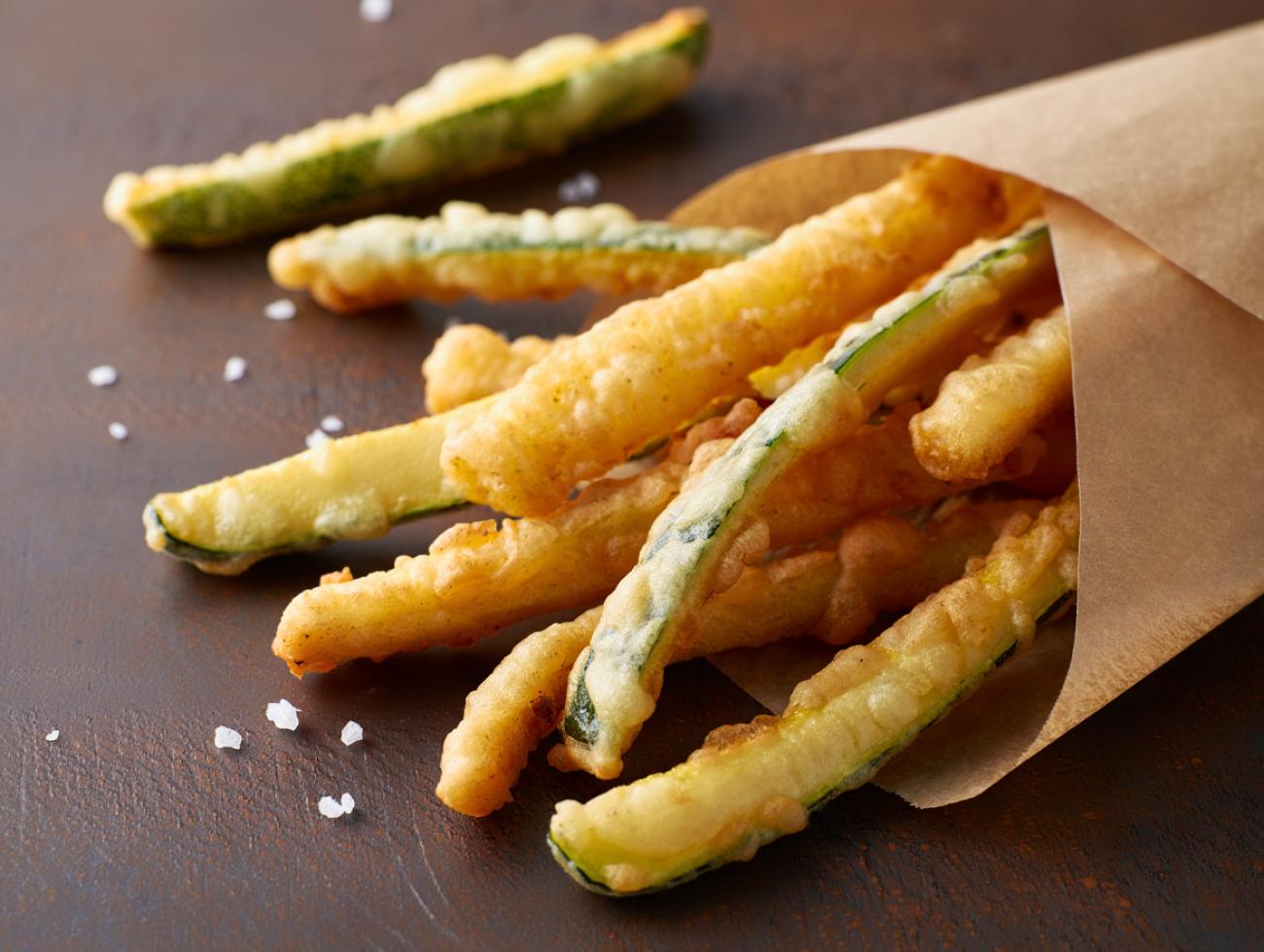 Knusprige Zucchini-Sticks in japanischem Tempurateig