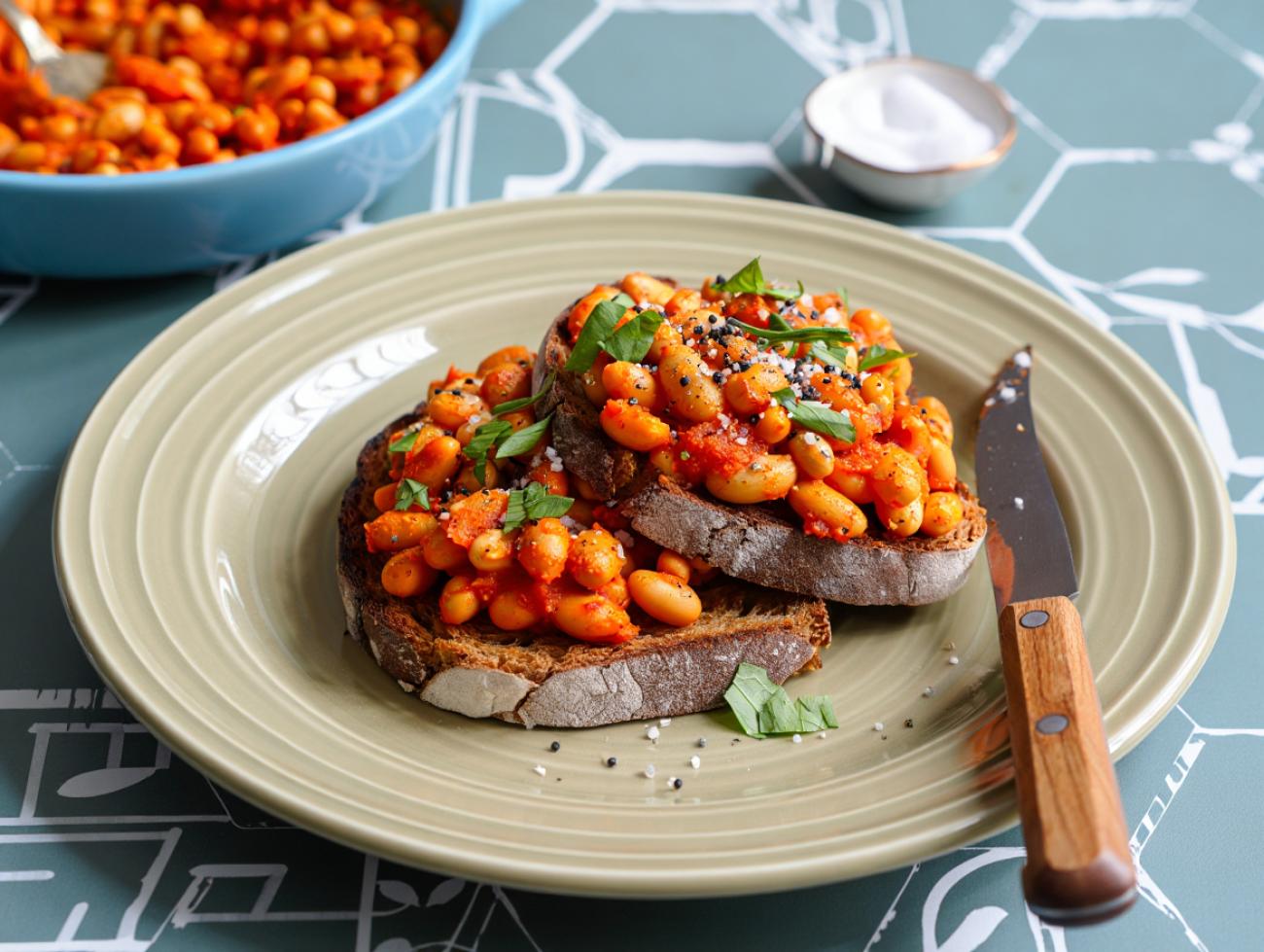 Mediterrane Ofenbohnen auf geröstetem Brot