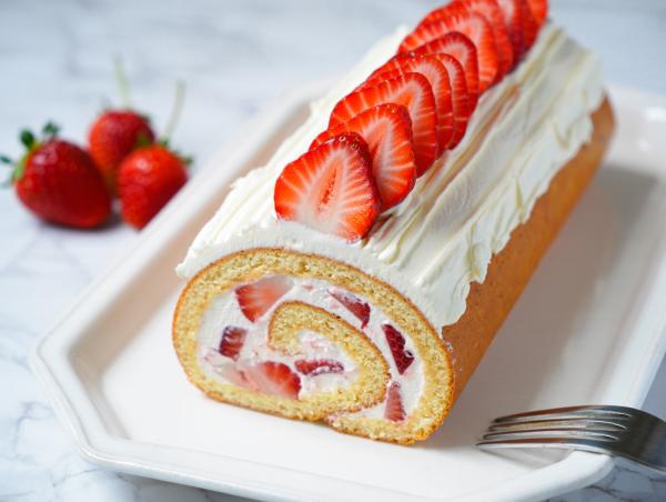 Luftige Biskuitrolle mit frischen Erdbeeren und Sahne