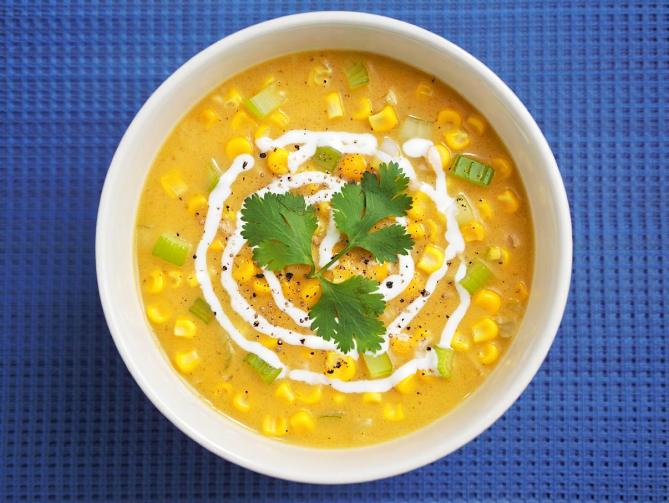 Cremige goldgelbe Kartoffel-Mais-Suppe
