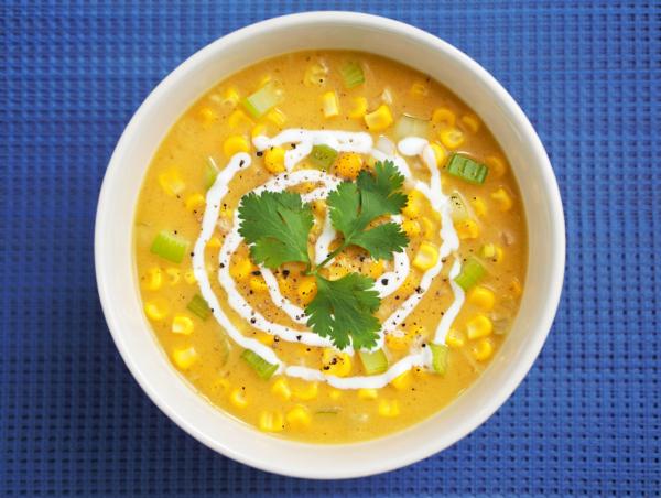 Cremige goldgelbe Kartoffel-Mais-Suppe