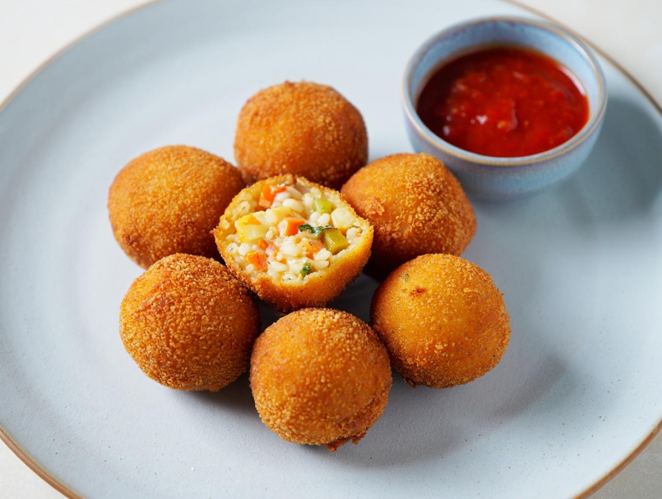 Knusprige italienische Reisbällchen (Arancini Siciliani)