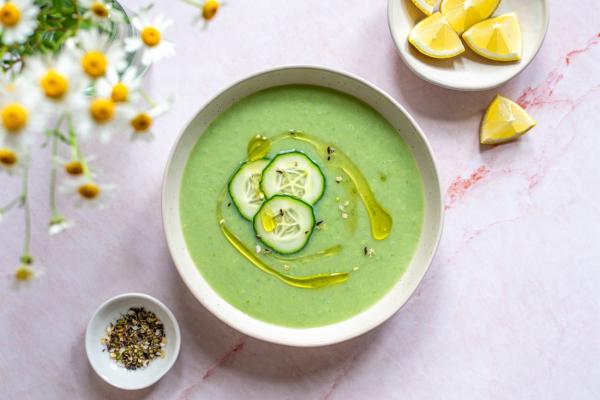Erfrischend kalte Gurkensuppe nach Omas Rezept